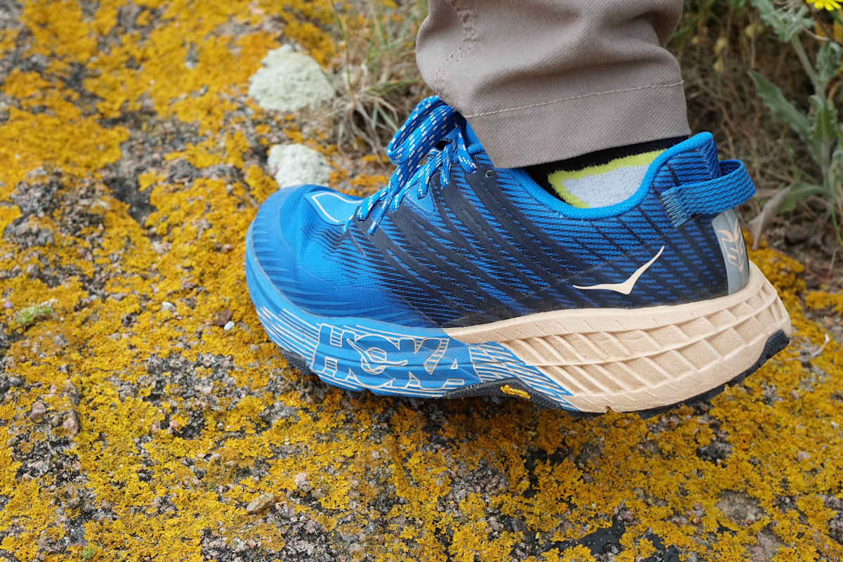 Bergauf viel Halt am Boden, bergab viel Halt im Schuh: Der Speadgoat 4 von HOKA