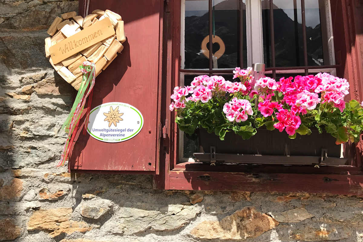 2003 erhielt die Hütte das Umweltgütesiegel des Österreichischen Alpenvereins