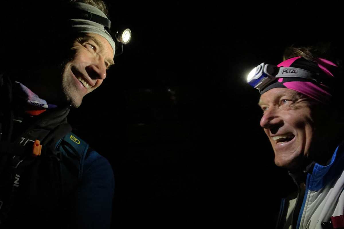 Bergsteiger mit Stirnlampe