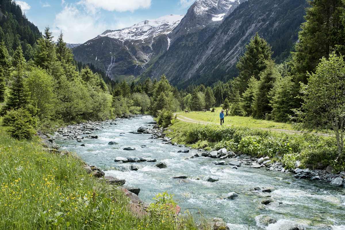Dem Ziller entlang, dem Fluss, der dem Tal seinen Namen gibt. Peter Habeler kennt hier jeden Meter Wanderweg