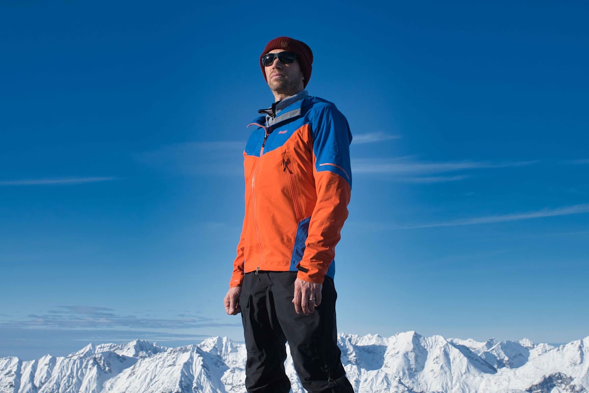 Eine Funktionsjacke ist die ideale Außenschicht für eine Winterbergtour