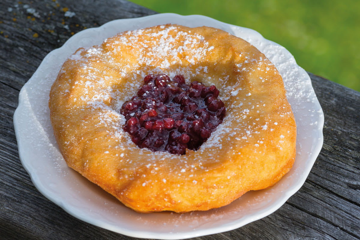 Woazene Krapfen mit Preiselbeermarmelade