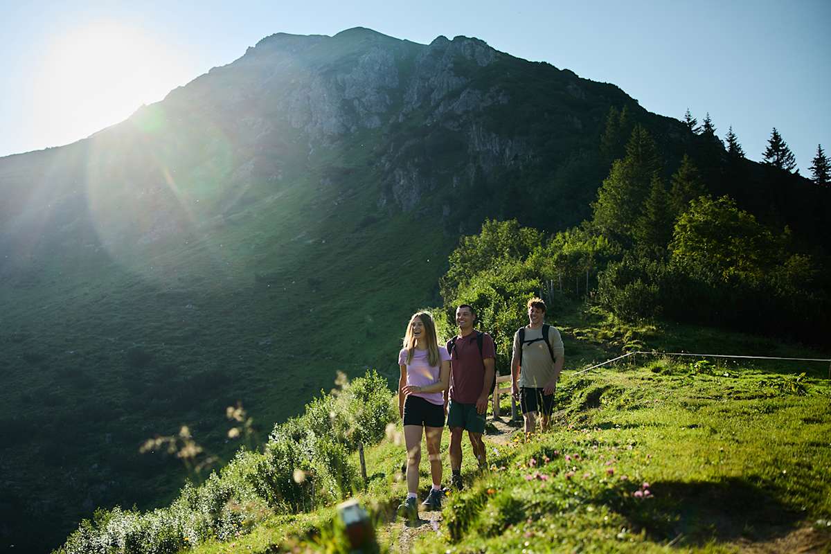 Kleinwalsertal Wandern in den Bergen, drei Menschen am Wandern