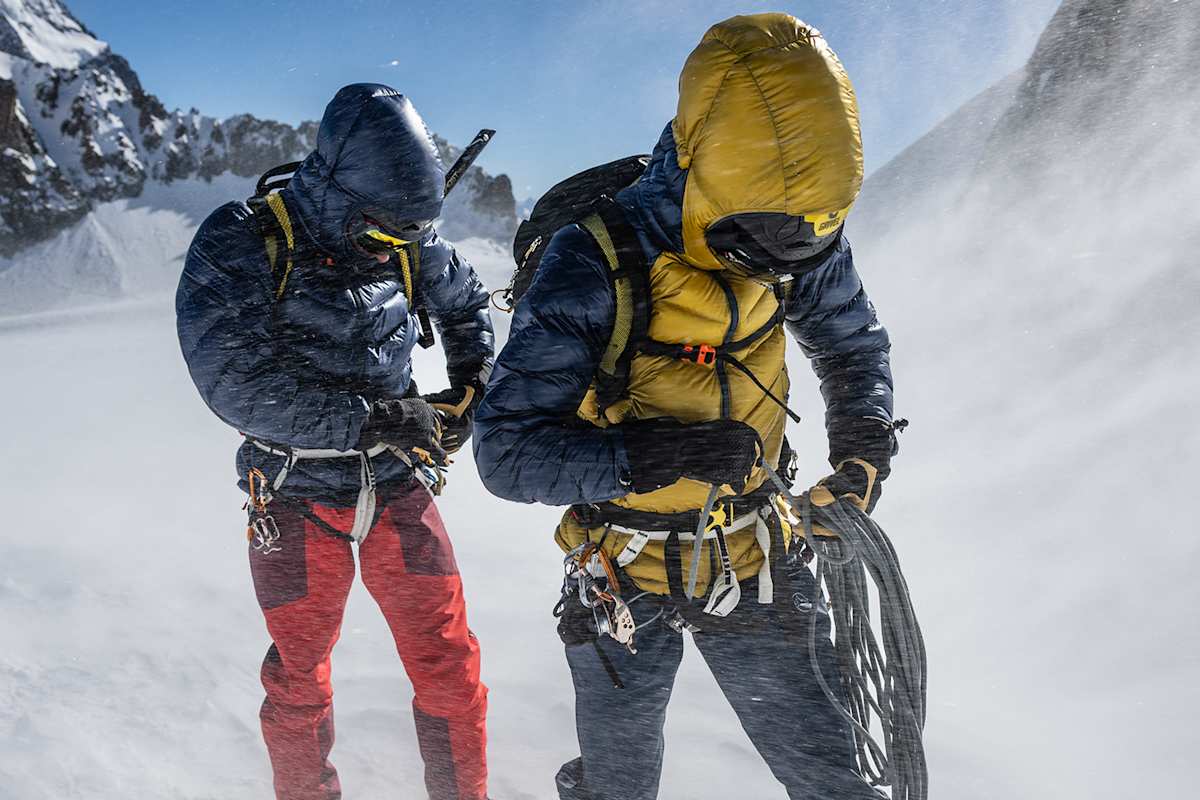 zwei männer in der la sportiva lumina down jkt beim klettern im schnee