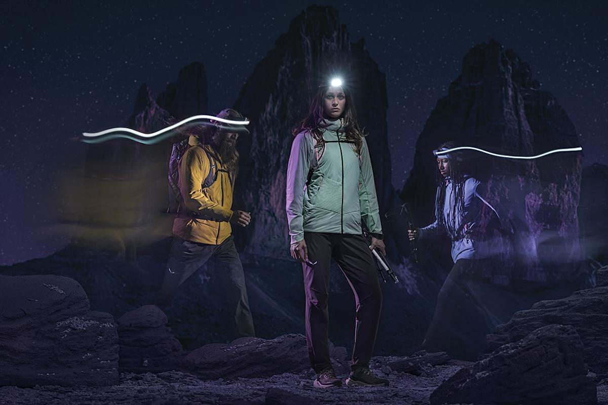 bild bei nacht, zwei frauen und ein mann laufen mit salewa gewand im dunklen mit stirnlampe