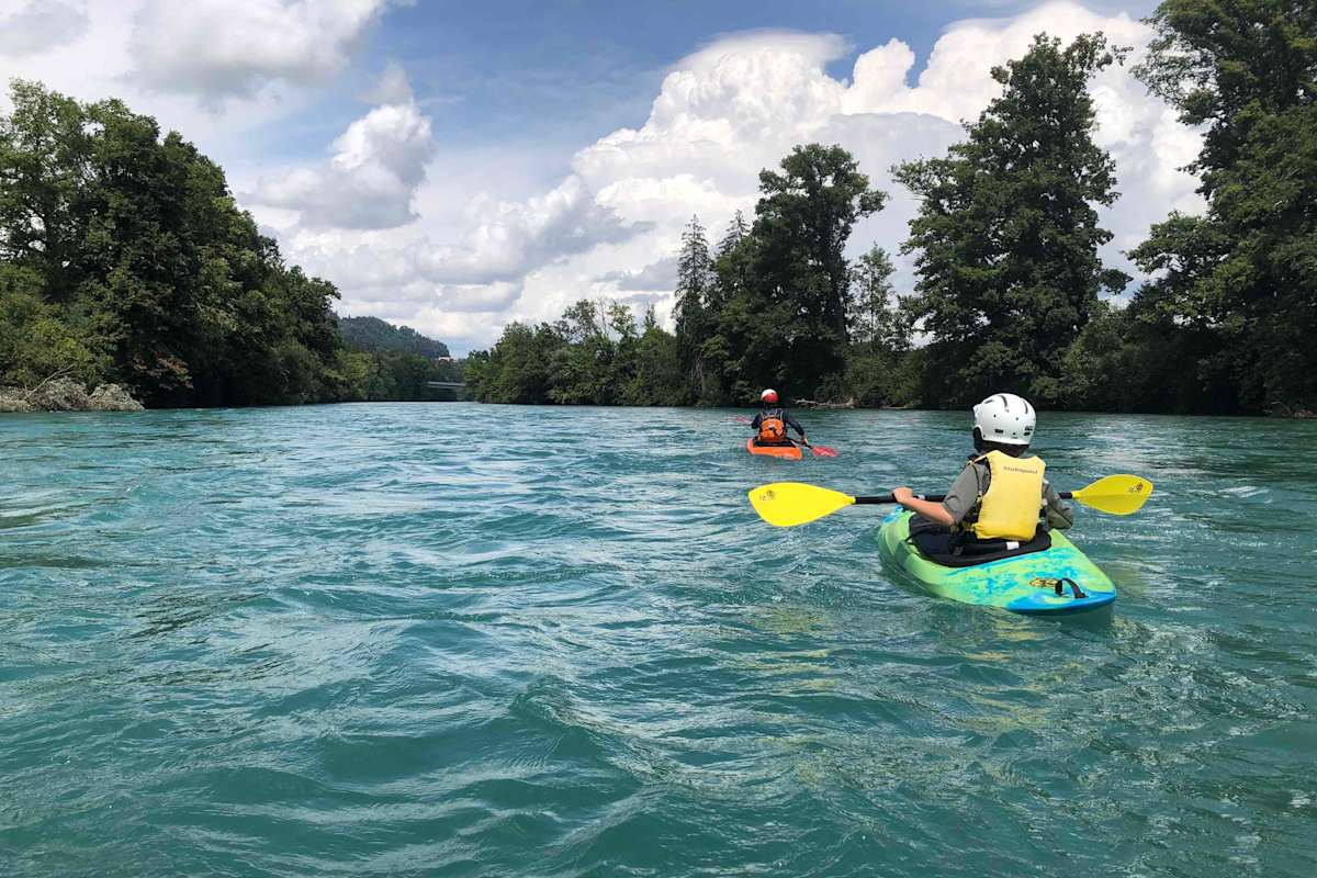 Aareböötle: Mit Kajak oder schwimmend – aufgrund des warmen Wassers und der leichten Schwierigkeit ist beides möglich.