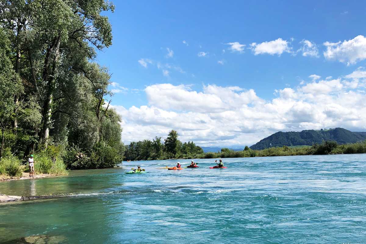 Am Flussufer der Aare gibt es immer wieder ausgewiesene Grillplätze. Wildcampen ist hier verboten.