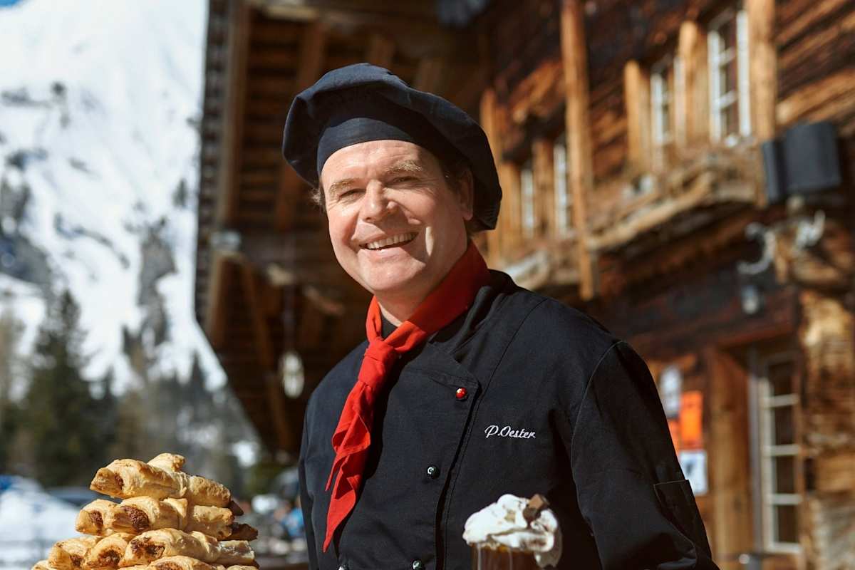 Der Wirt serviert das Essen.