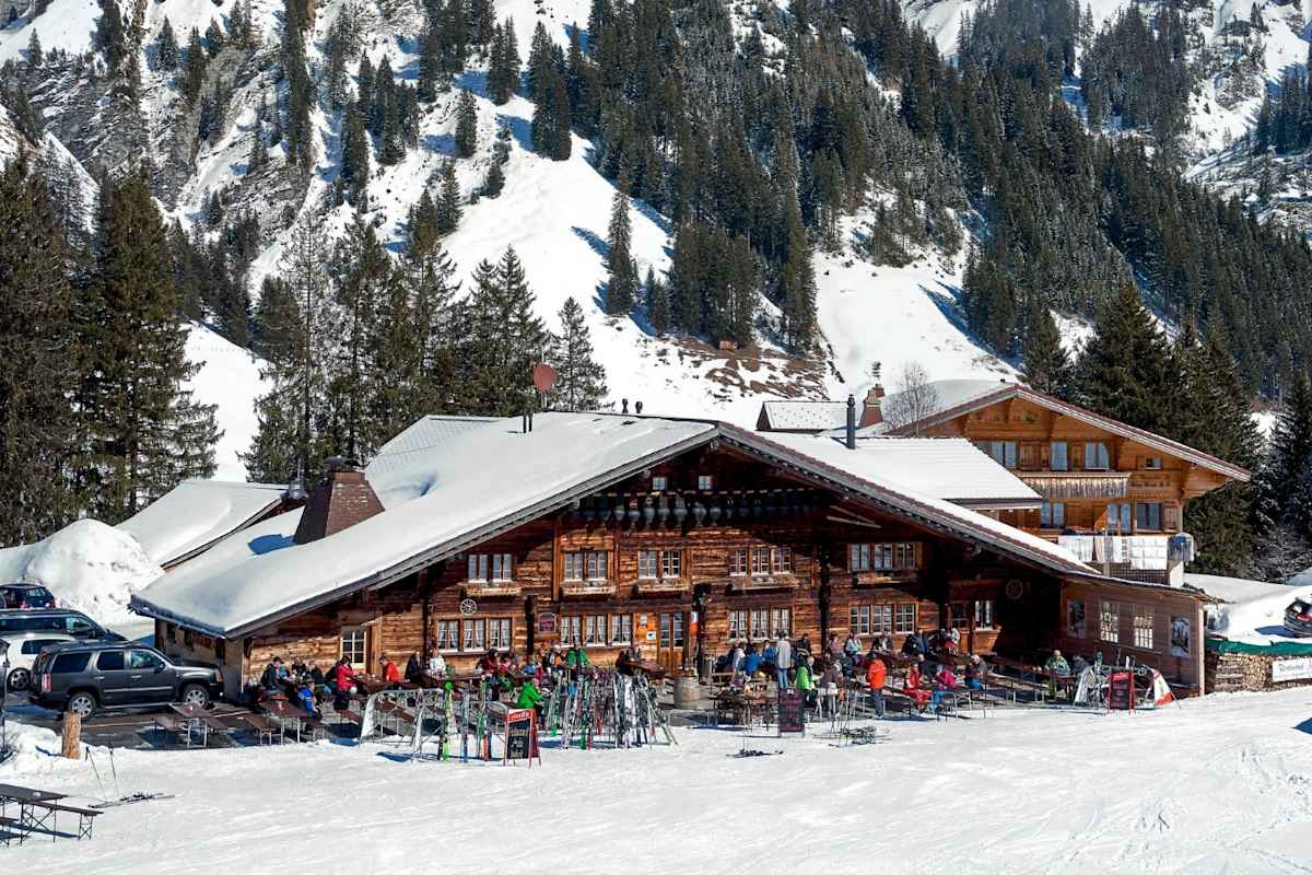 Eine Berghütte in der Berglandschaft.