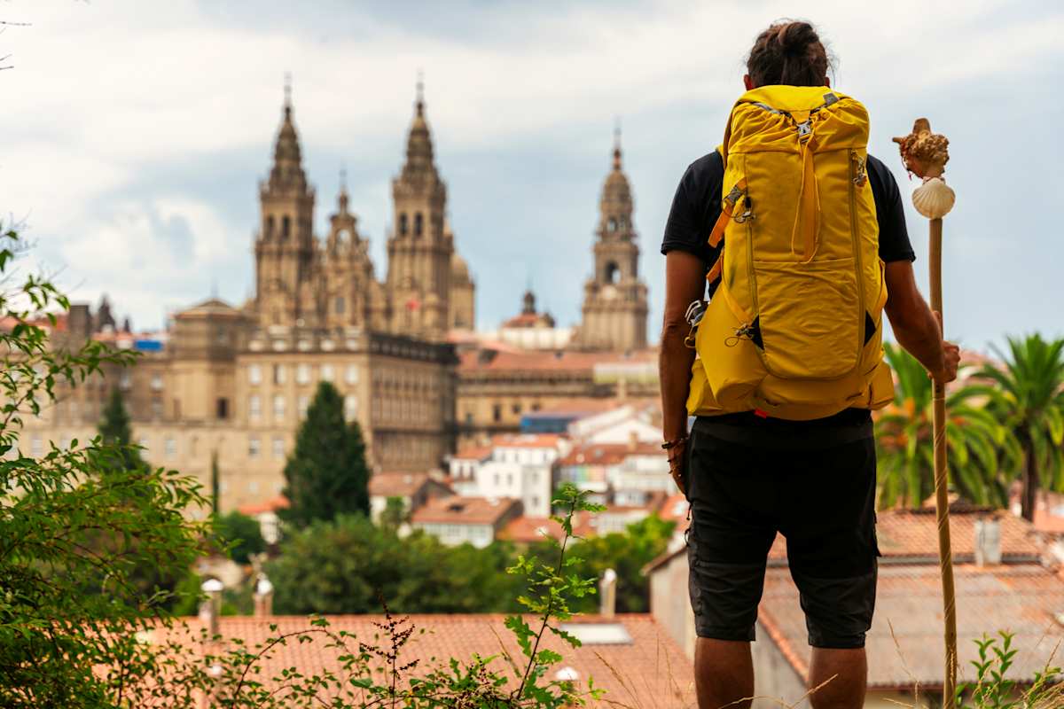 Pilger blickt auf die Kathedrale von Santiago de Compostela