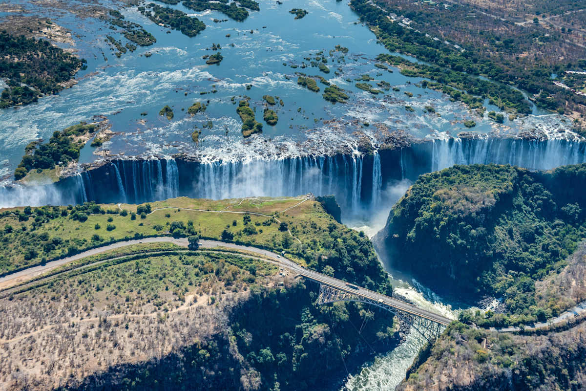 Die Viktoriafälle an der Grenze zwischen Sambia und Simbabwe