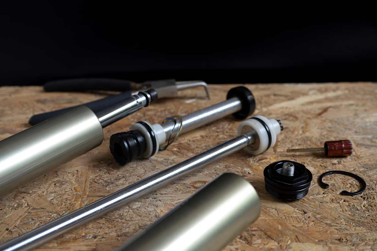 verschiedene Fahrradwerkzeuge auf einer Holzplatte