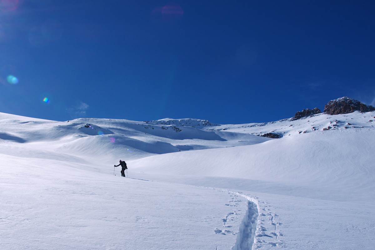 Hinterrhein: Skitourengeher in den Adula-Alpen im Kanton Graubünden