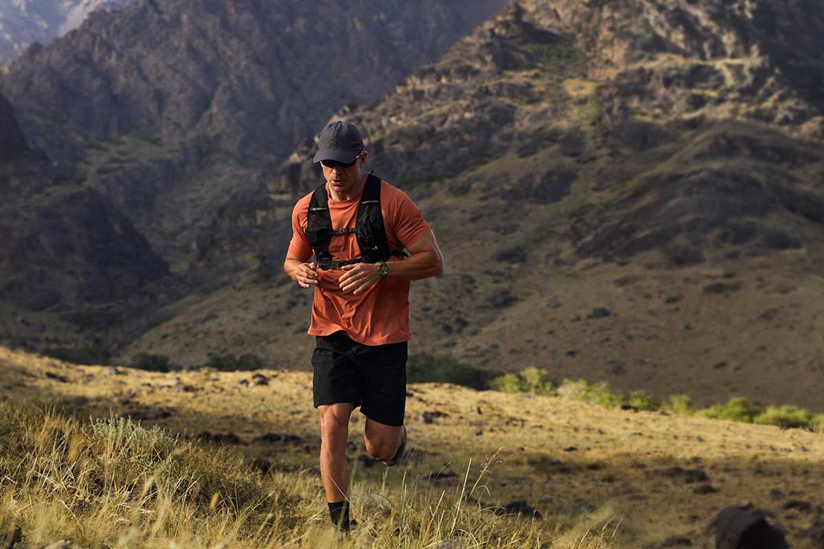 Trailrunner mit HUAWEI WATCH GT 6 beim Lauf durch die Berge – Smartwatch für Ausdauer, Navigation und Training.