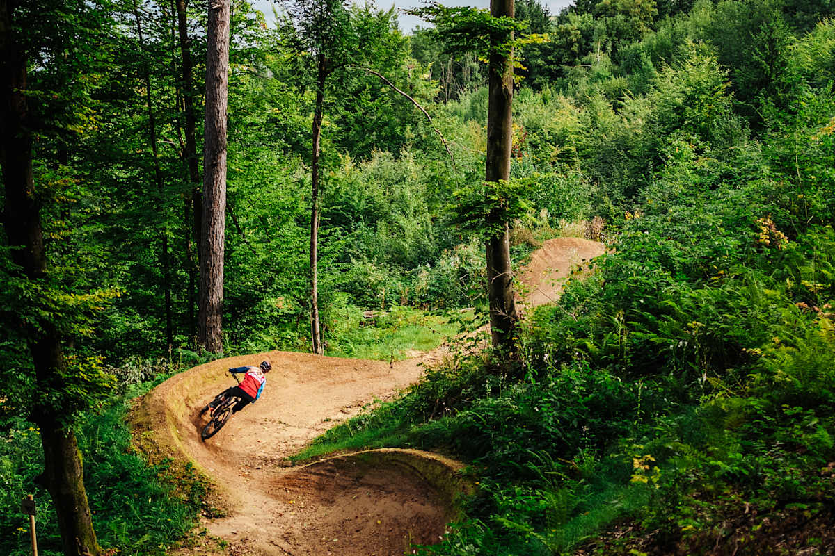 Ein Mountainbiker fährt den Alban Berg Trail hinunter.