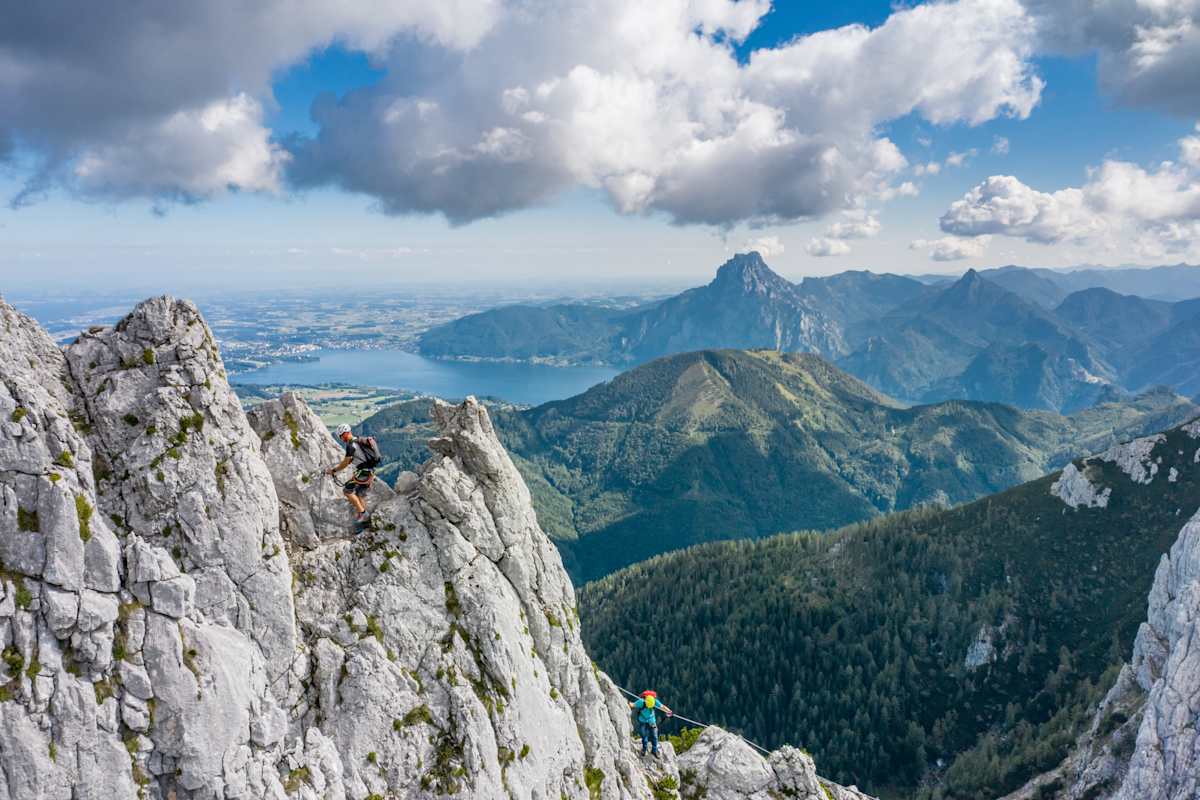 zwei Kletterer im Alberfeldkogel-Klettersteig, Blick auf das Salzkammergut und den Traunsee