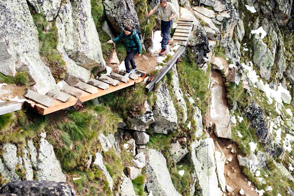 Wanderer beim passieren einer heiklen Passage.