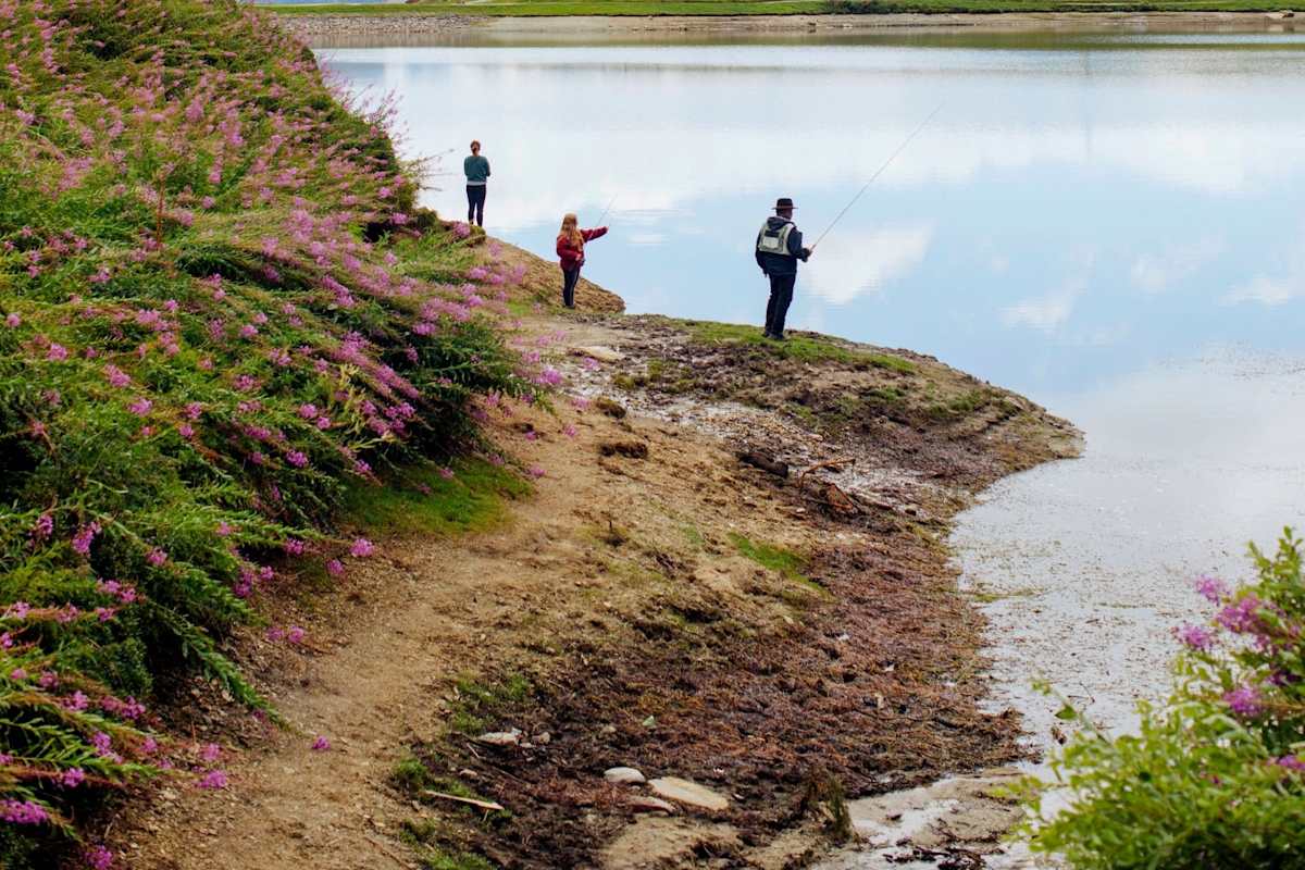 Wanderer beim Angeln.