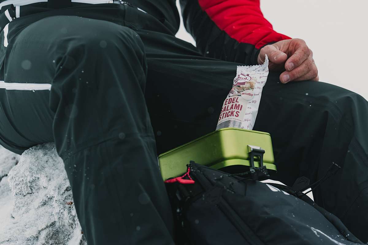 Auch bei herausfordernden Bergabenteuern macht sich die Lieblingsjause von Alex Payer, die Loidl-Salamisnacks, besonders gut: Sie versorgen dich ordentlich mit Energie.