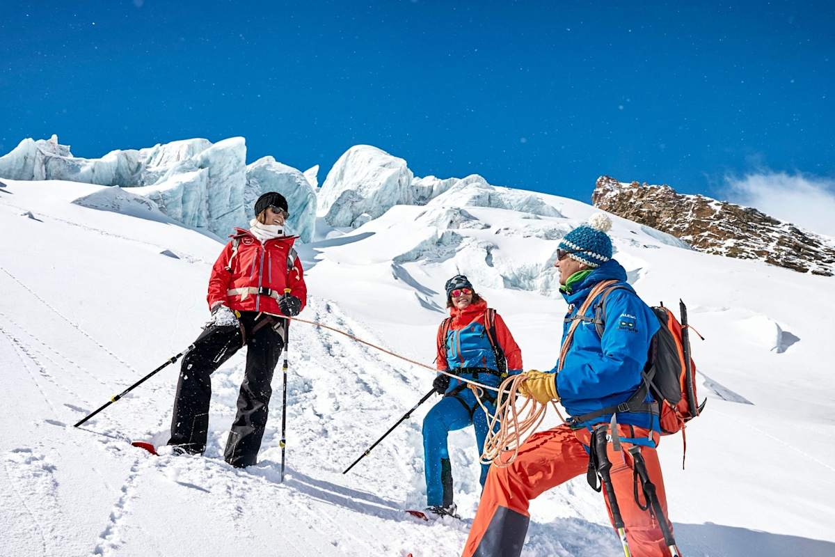 Der Bergführer schult die Seilschaft ein.