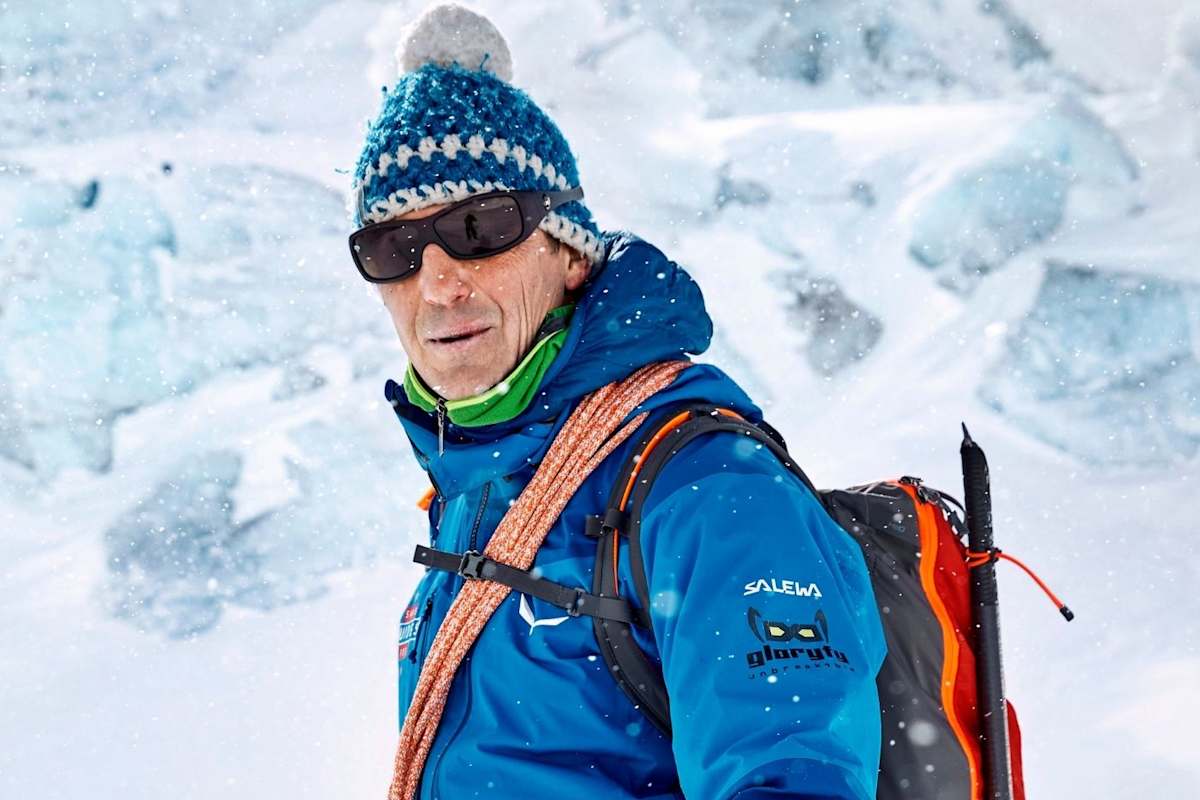 Der österreichische Bergführer Michi Schwarzl mit samt seiner Ausrüstung.