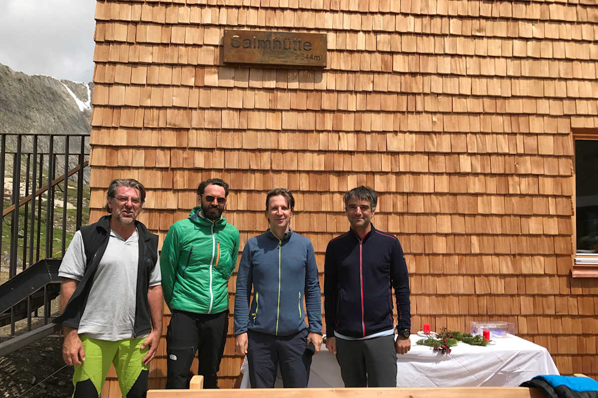 Jene, die die Hütte mit ihren Teams gebaut haben: v.l. Heimo Modre, Firma Solare Energie, Thomas Heil, Architekt dreiplus, Gerhard Steger, Baufirma und Stephan Hoinkes, Architekt dreiplus.