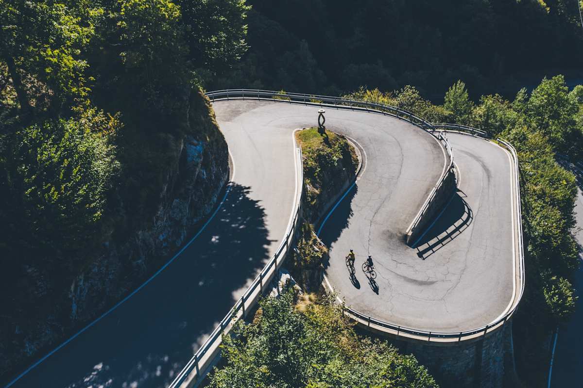 Rennradfahrer auf Alpenpass im Tessin auf den Serpentinen im Valle Onsernone