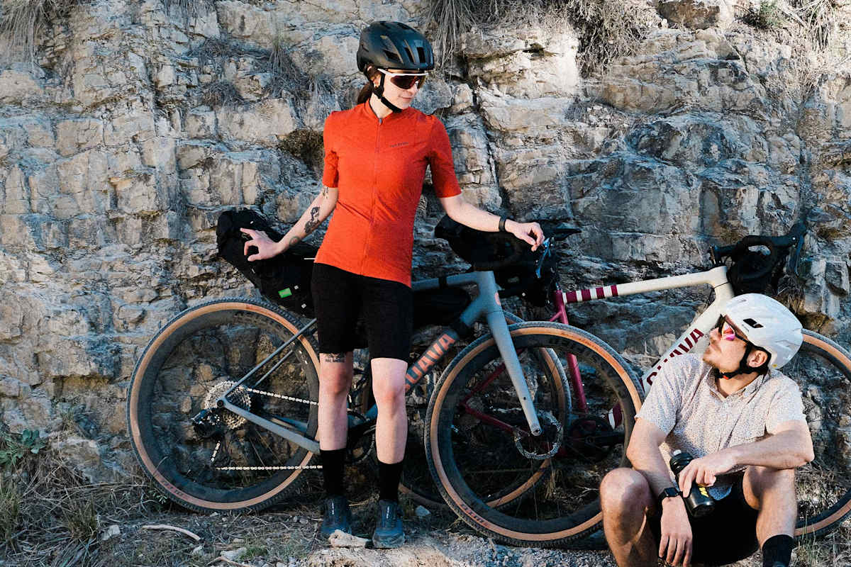 bikepacking kleidung tipps helm brille