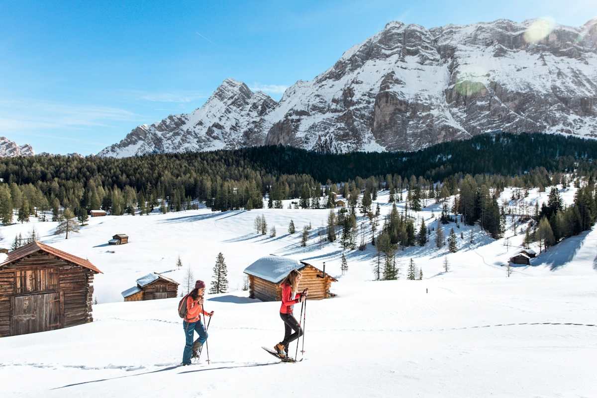 Schneeschuhwanderer unterwegs in der Berglandschaft.