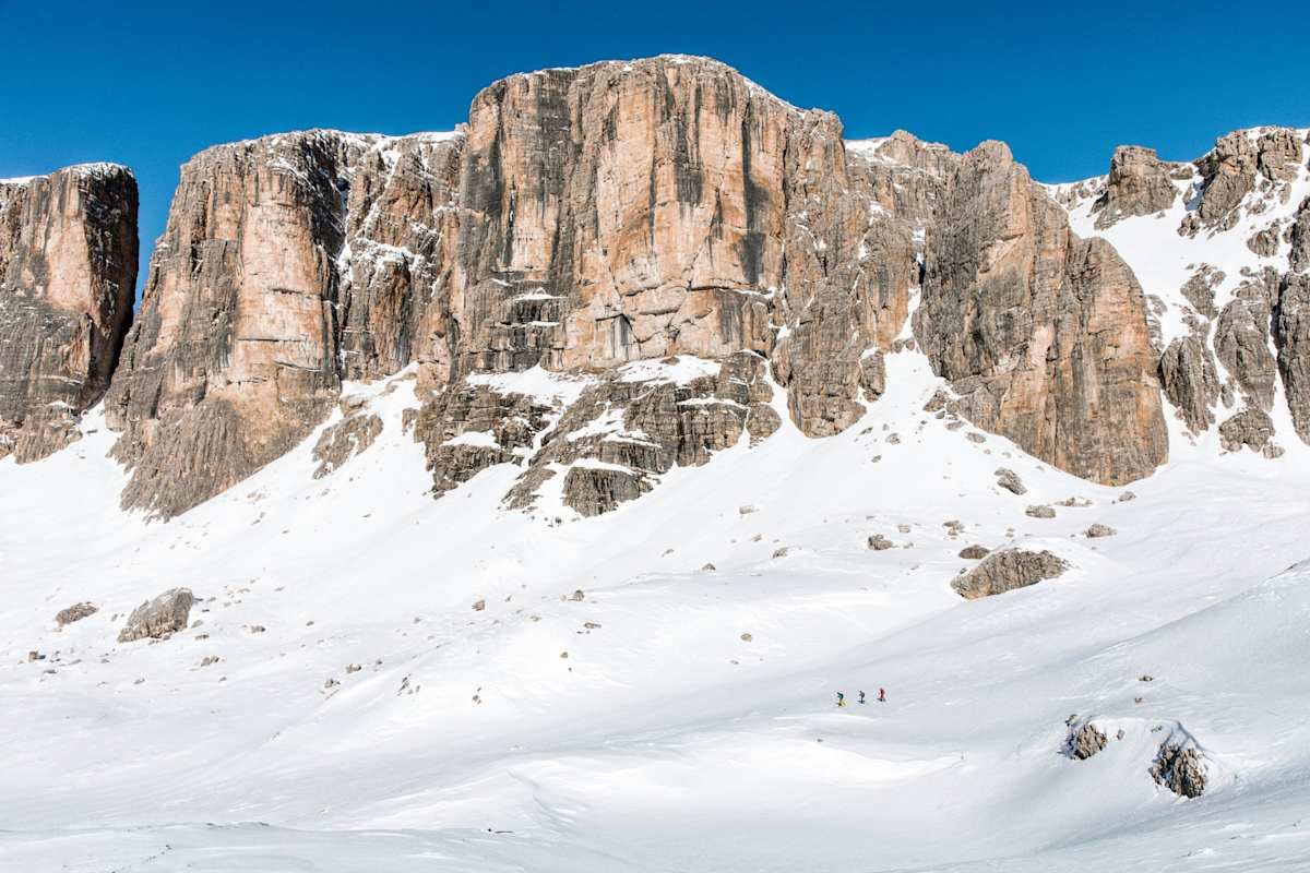 Bergsteiger unterwegs auf Skiern.