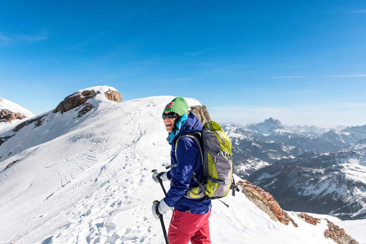 Ein Bergsteiger am Gipfel des Berges.