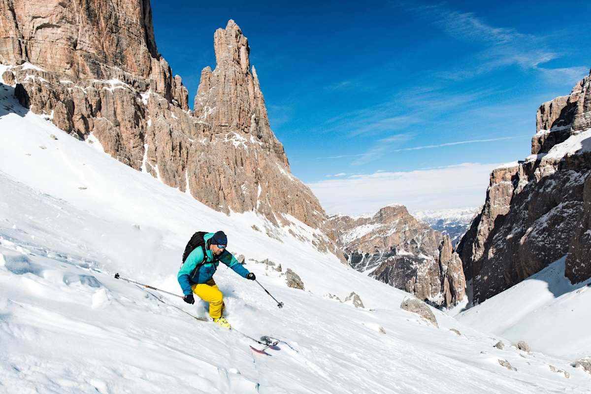 Mit den Skiern die Piste hinunter.