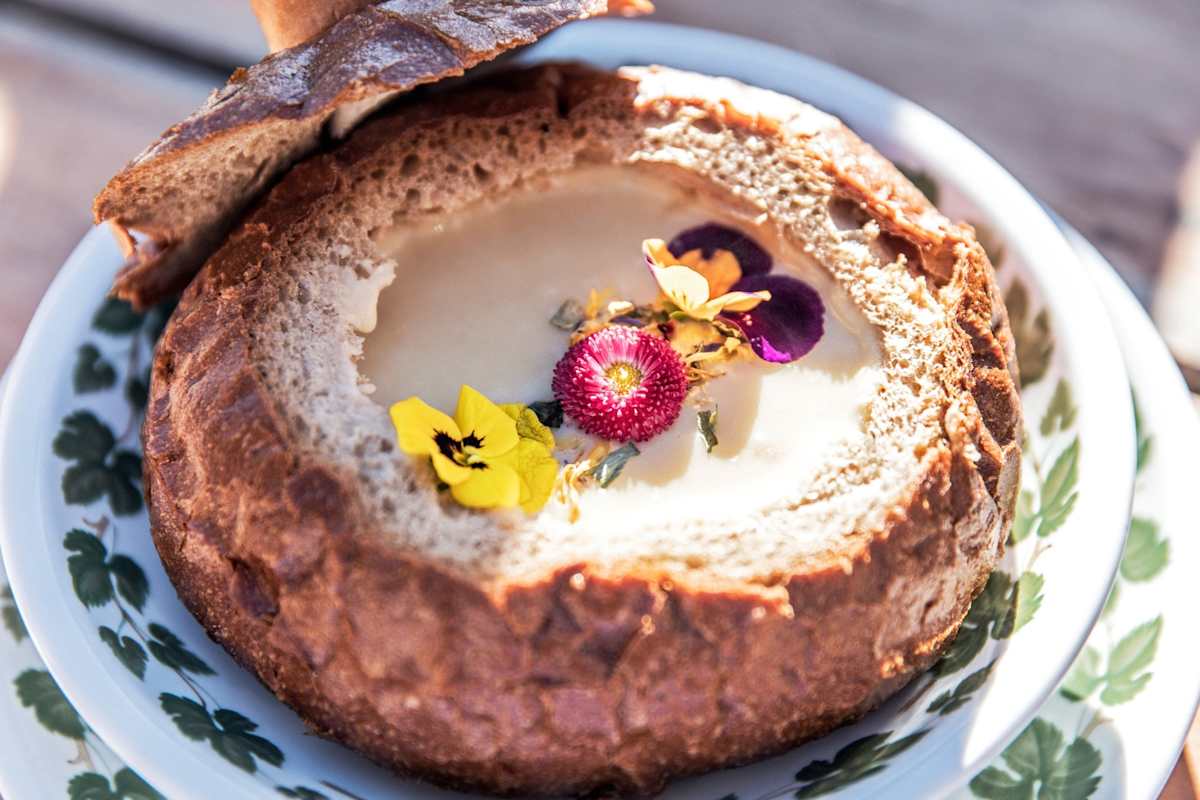 Eine Käsesuppe serviert im Brot.