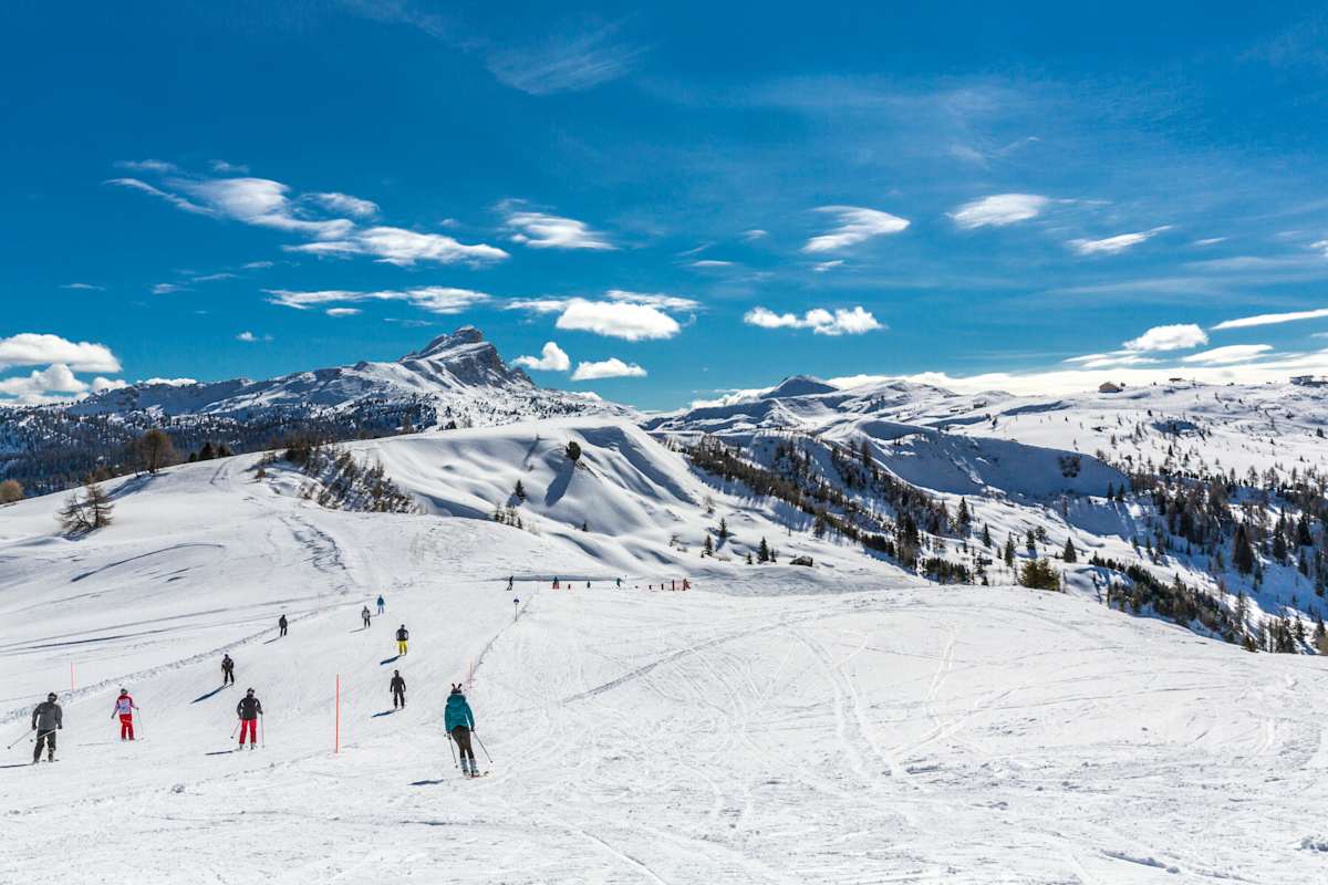 Skiregion Alta Badia: Skifahrer auf der Piste in Südtirol