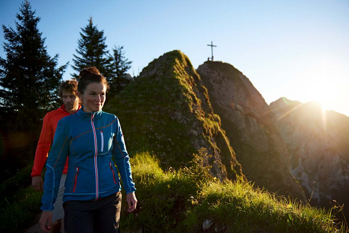 Zwei Wanderer und ein sonniger Gipfel.