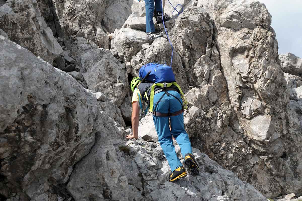 Fixpunkt-Sichern: Bei Absturzgefahr wird von Standplatz zu Standplatz (hier ein Felskopf) gesichert.