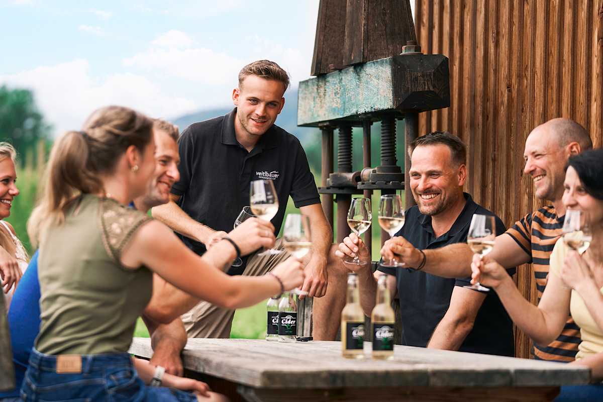 Vom Apfel zum Most: Bevor der Apfelwein verkostet wird, erfährt man bei einer Führung Wissenswertes über dessen Herstellung.