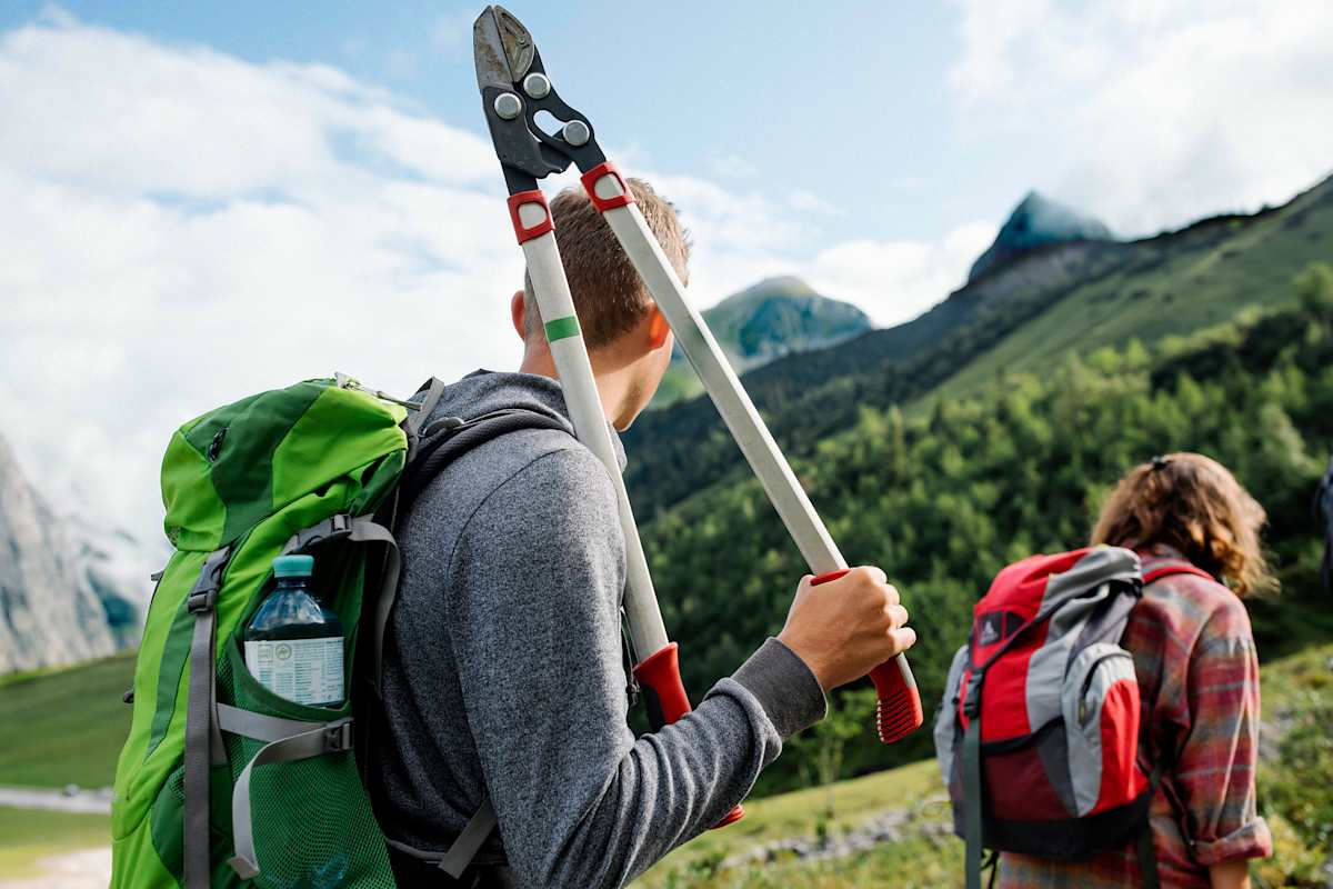 Mit Hacke, Säge und Astschere freiwillig auf der Alm arbeiten