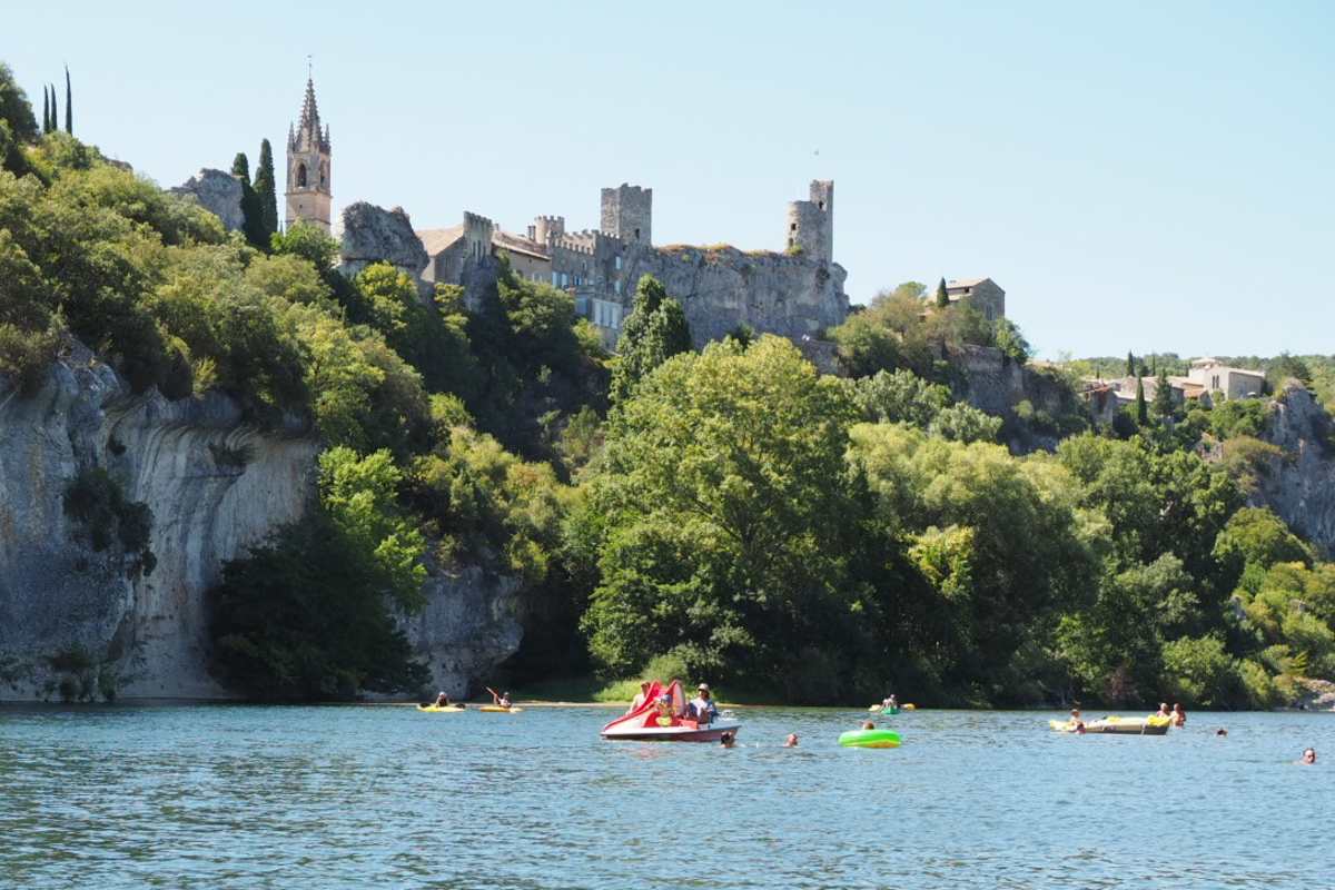 In Saint Martin d´Ardèche kann man wunderbar von den Felsen springen oder mit Tretbooten ein Stück den Fluss befahren.