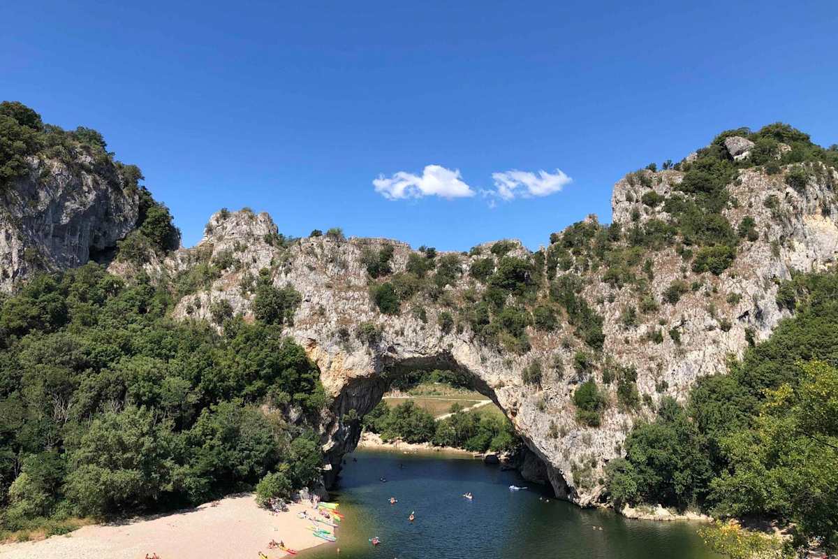 Die Steinbrücke Pint d'Arc ist eine natürliche Felsbrücke mit 54 Metern Höhe.