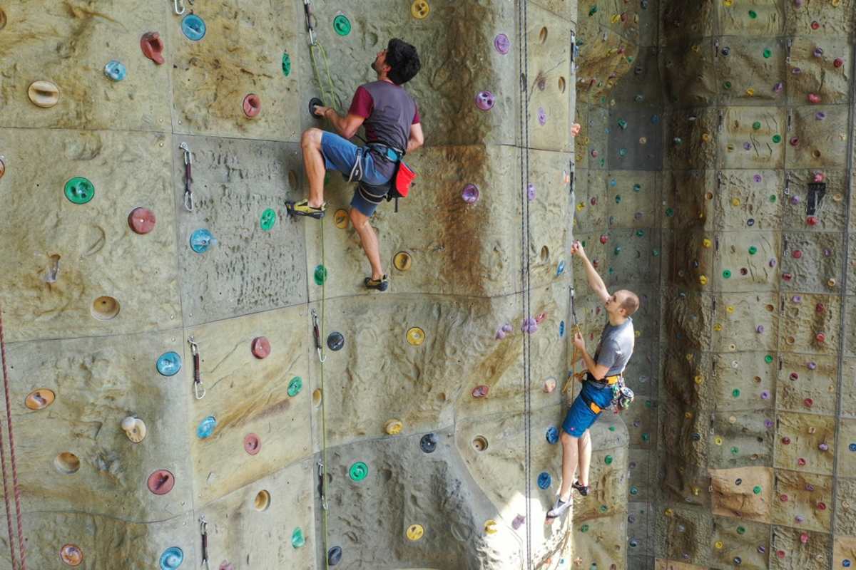 Unzählige Routen stehen den Besuchern in der Kletterhalle South Rock Berlin zur Verfügung.