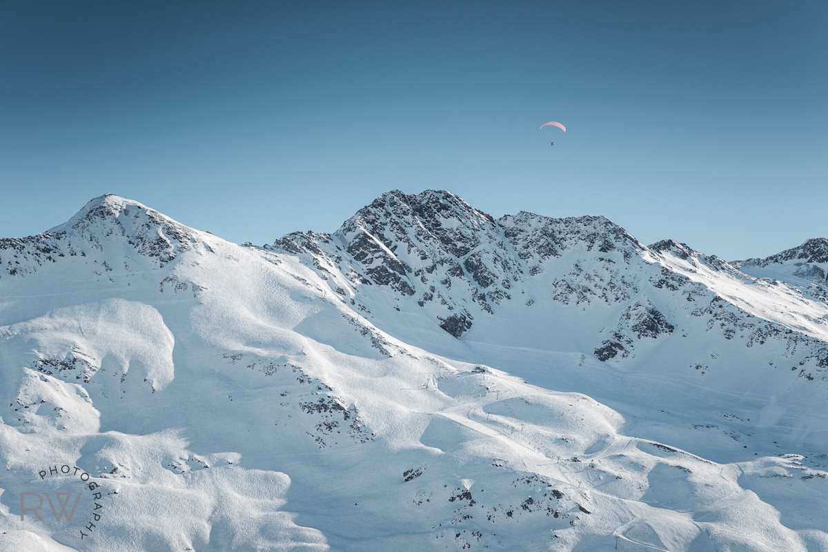 Im Winter ist die Thermik fürs Gleitschirmfliegen oft besonders gut.