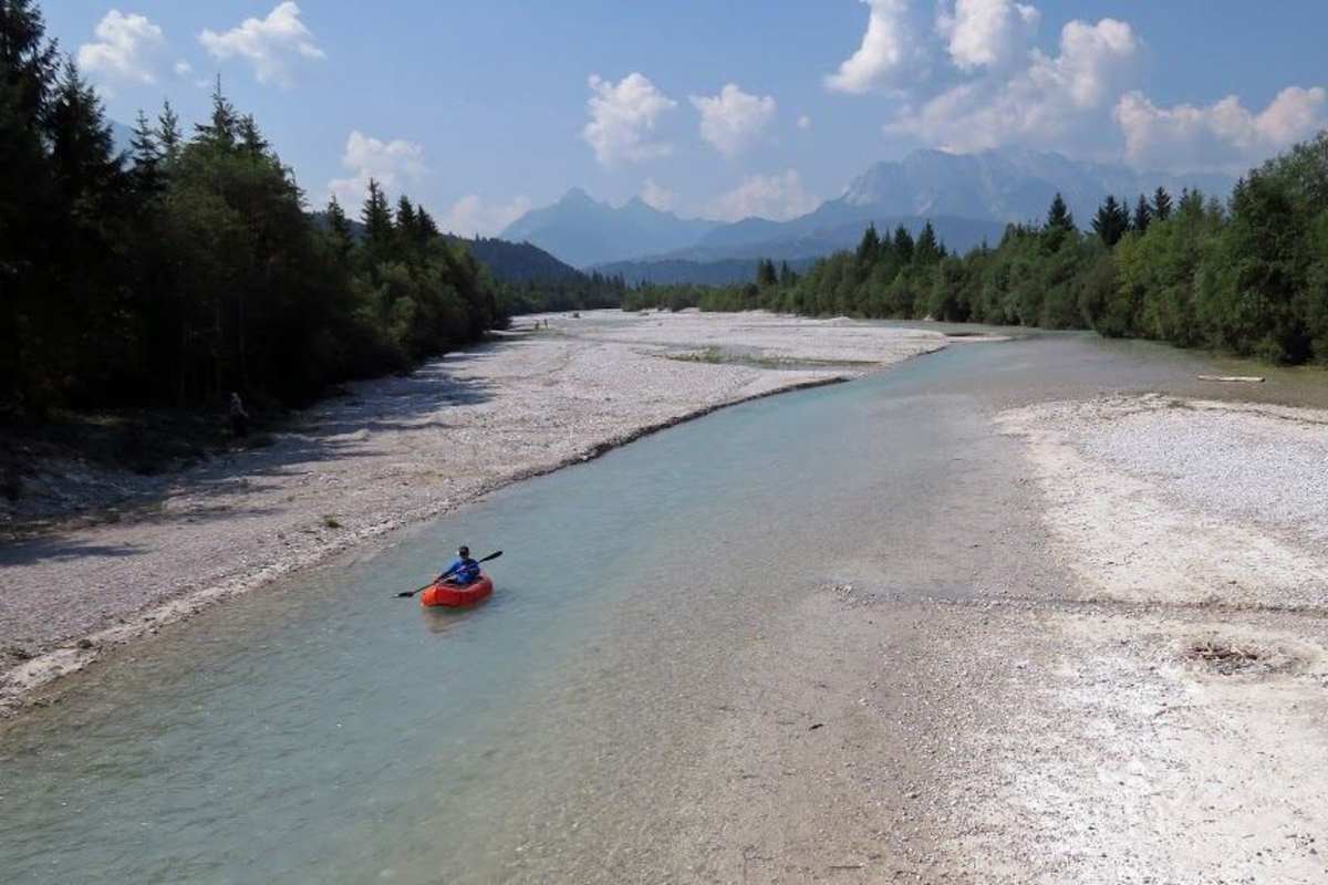Beim Isarsteg bei Wallgau mit wunderbarer Bergkulisse