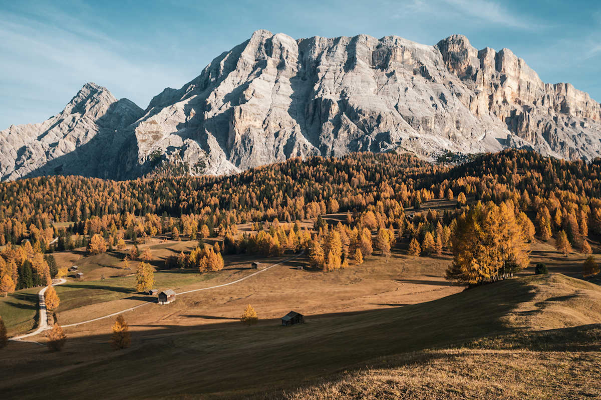Die Dolomiten umgeben von herbstlichen Wäldern.