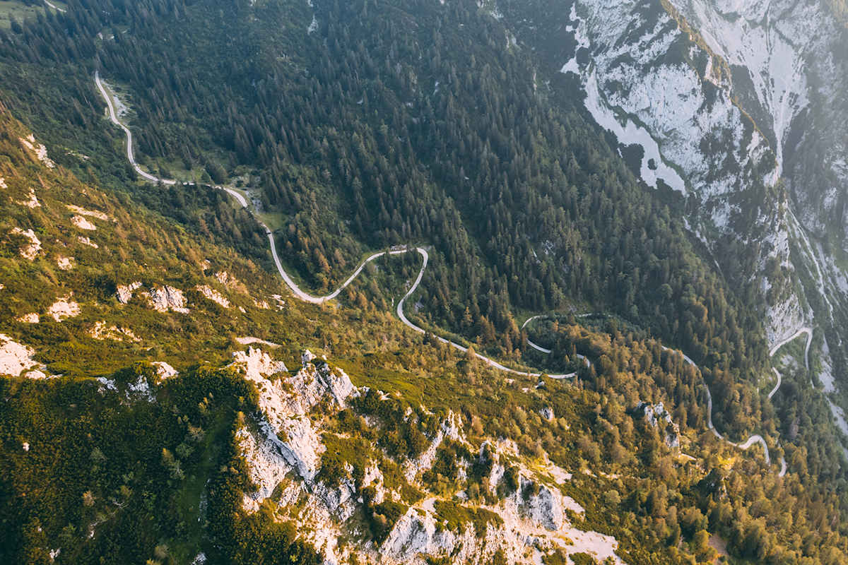 Grüne Almen und sanfte Voralpengipfel prägen die Landschaft um Inzell – ideales Gelände für Wanderer, Mountainbiker und Familien.
