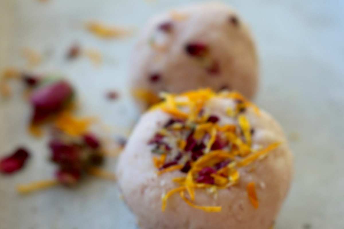 Pro Vollbad gibt man eine Badekugel in das Badewasser und drückt sie während des Auflösens etwas mit den Fingern an.