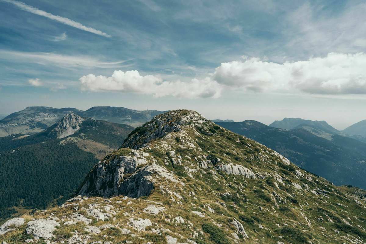 Berge, soweit das Auge reicht - hier vom Grat der Hajla aus gesehen.
