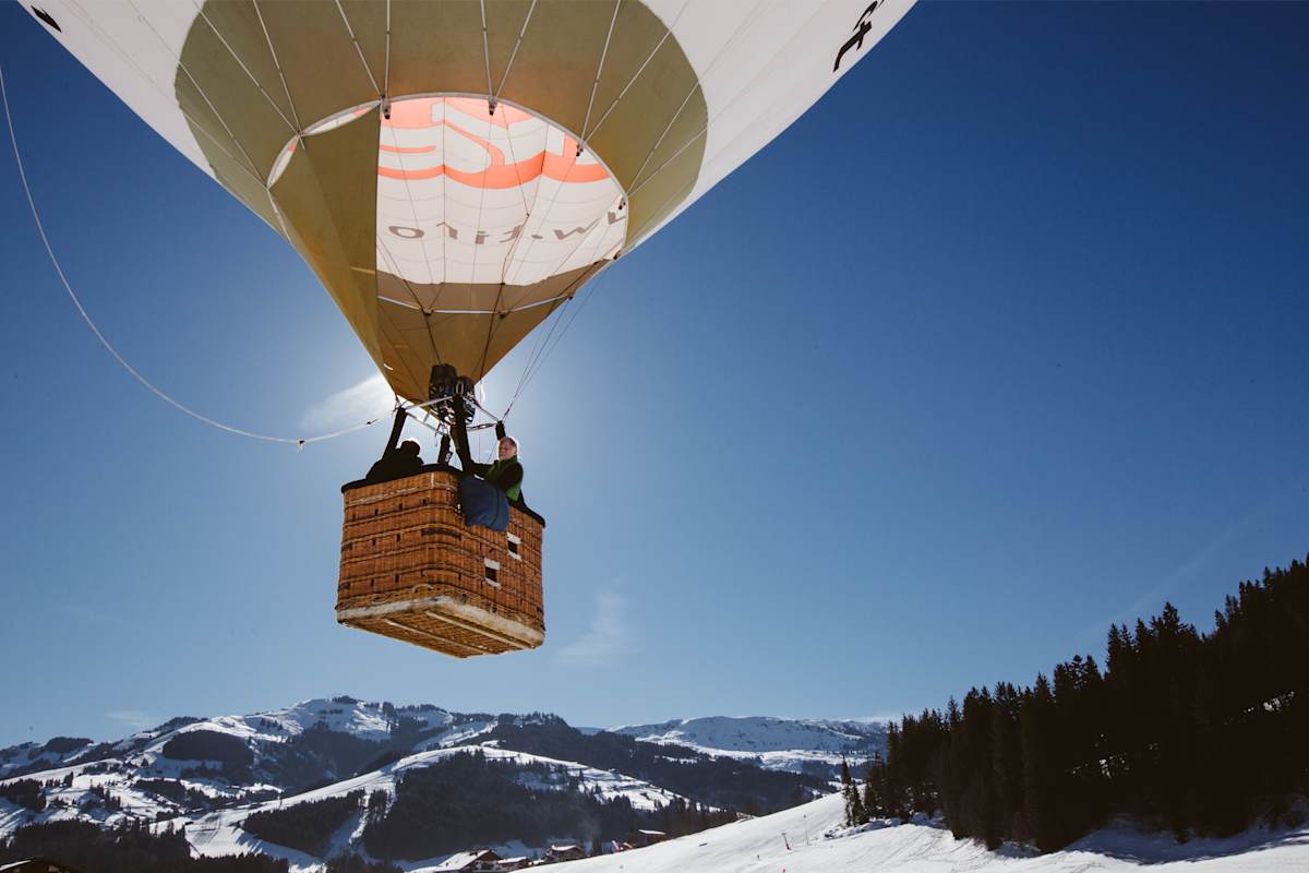Der Heißluftballon im Startvorgang.