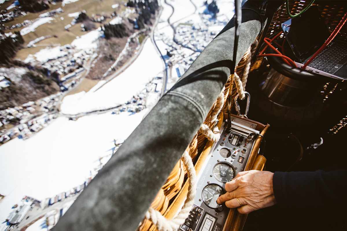 Die technischen Instrumente des Heißluftballons. 