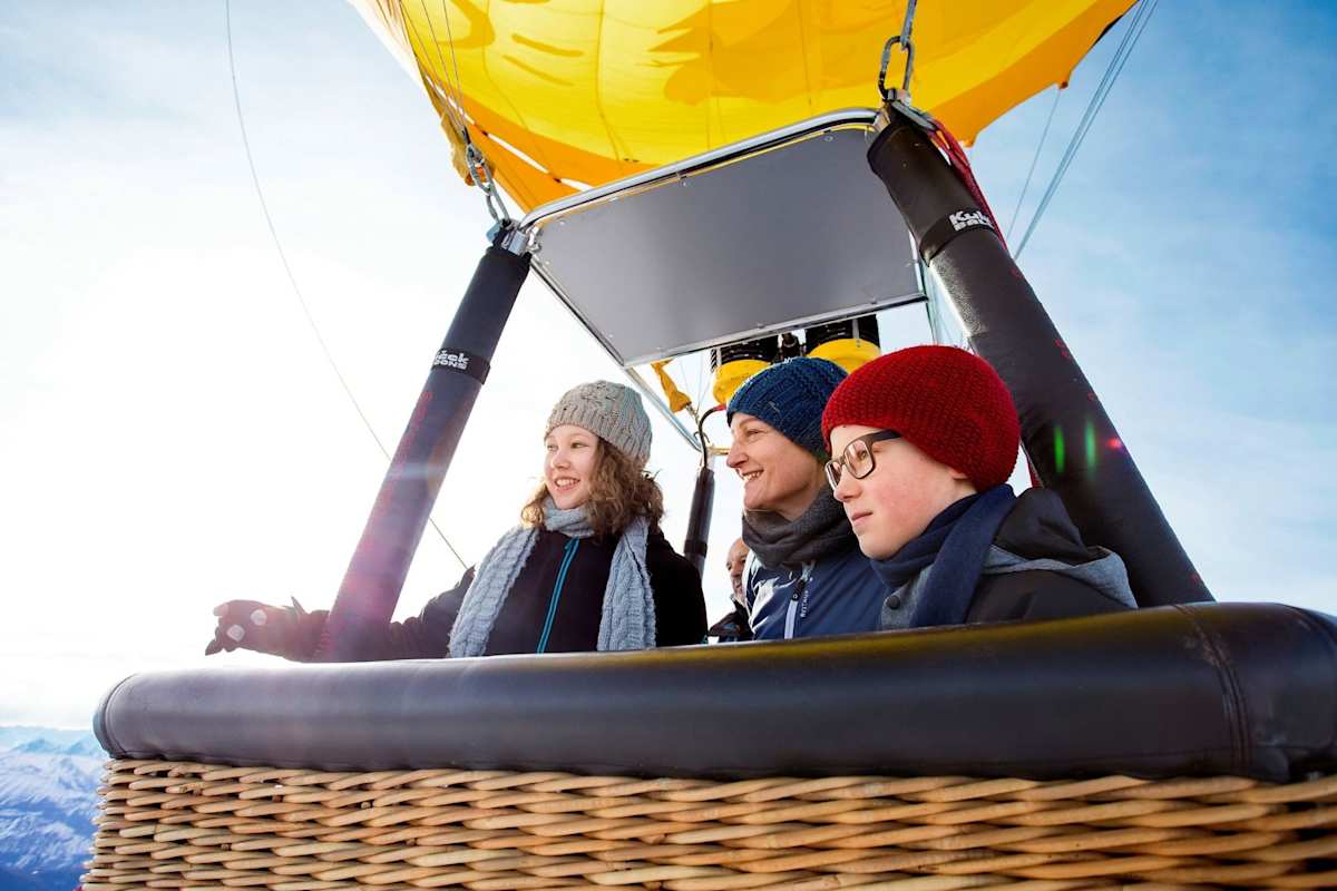 Eine Familie im Heißluftballon